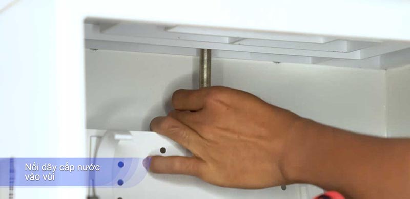Cách lắp vòi máy lọc nước- Siết chặt vòi bằng mỏ lết
